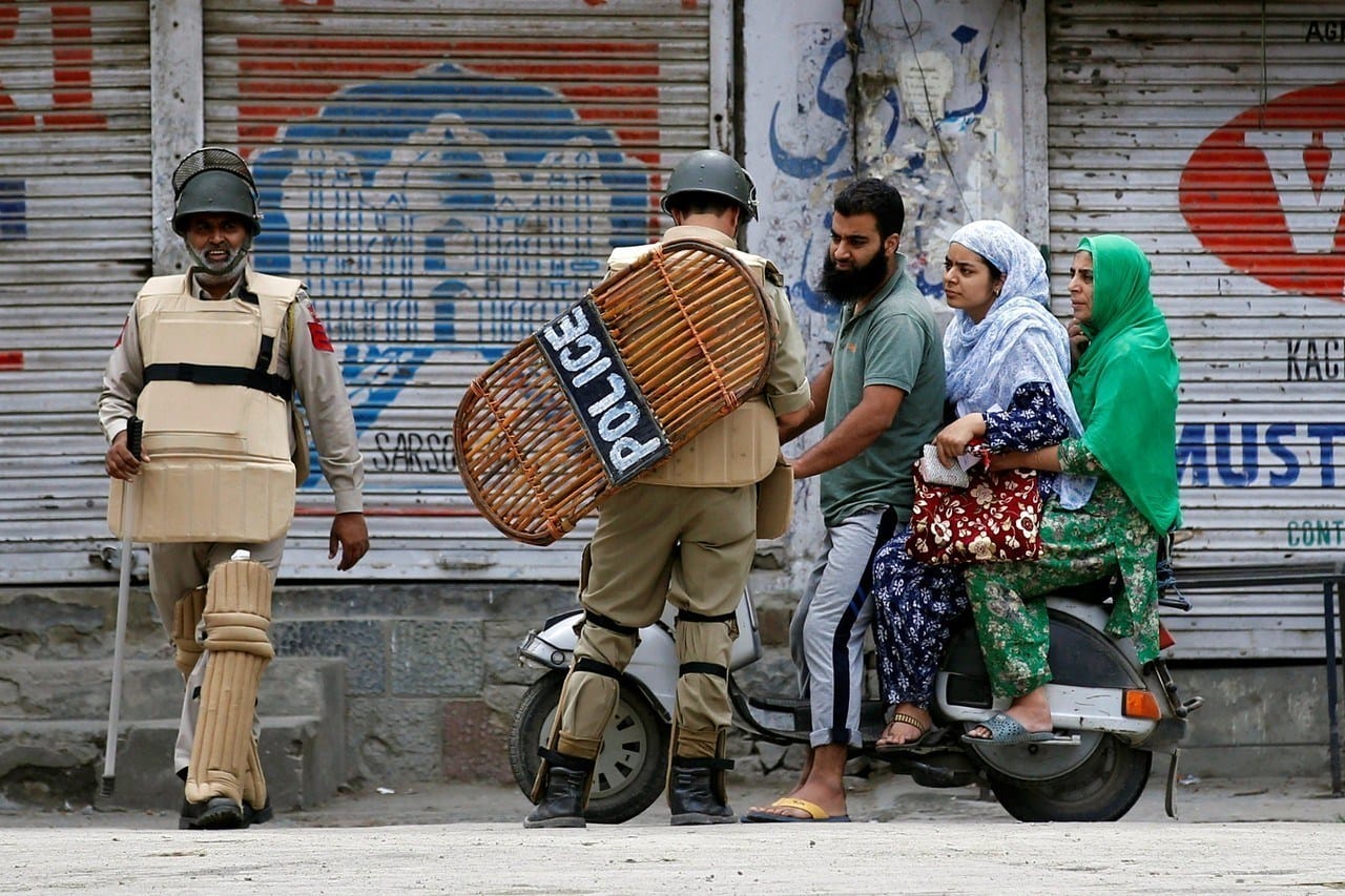 کشمیر میں جو ہوا اس کا مقصد کشمیریوں  پر کنٹرول ہی نہیں، ان کو ذلیل کرنا بھی ہے